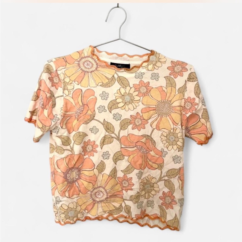 Groovy thin Sweater Shirt With scalloped accents